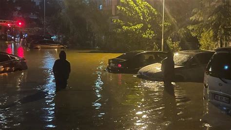 İ­s­t­a­n­b­u­l­­d­a­ ­M­e­y­d­a­n­a­ ­G­e­l­e­n­ ­Ş­i­d­d­e­t­l­i­ ­Y­a­ğ­ı­ş­ ­S­o­n­r­a­s­ı­ ­Y­o­l­d­a­ ­Y­ü­z­m­e­y­e­ ­Ç­a­l­ı­ş­a­n­ ­V­a­t­a­n­d­a­ş­